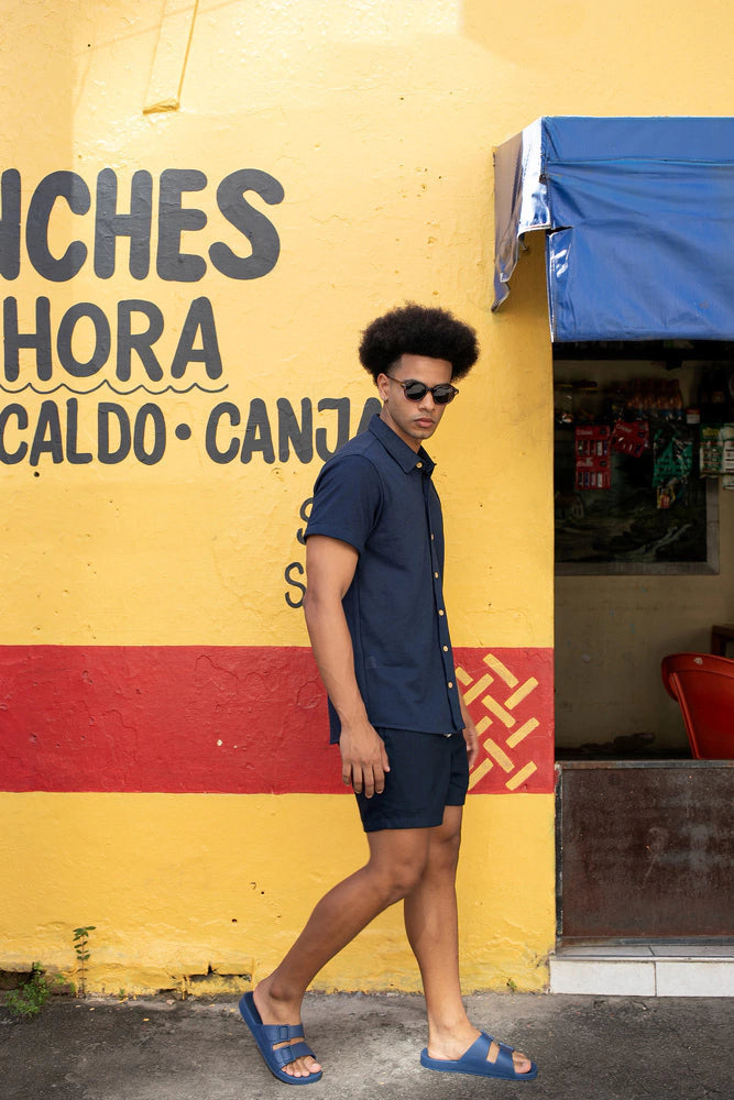 Short Azul Marinho em Linho Curto